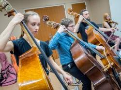 Photo of students playing cello 和 bass.