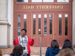 Richard Steiner-Otoo addresses students outside 大学 Hall.